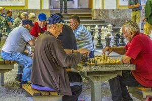 abuelos jugando al ajedrez