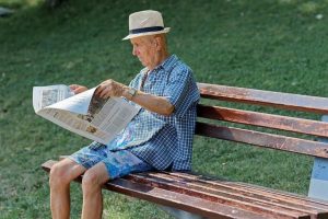 anciano leyendo un periódico