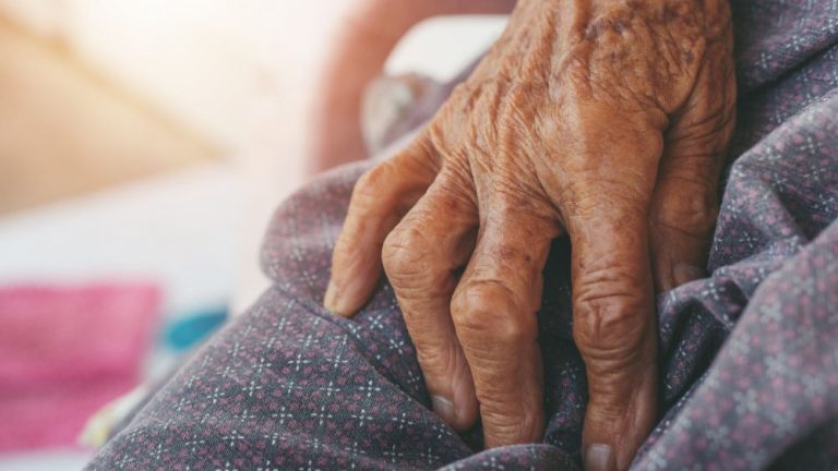 engarrotan los dedos de las manos