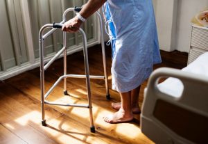 pérdida de fuerza en las piernas en personas mayores