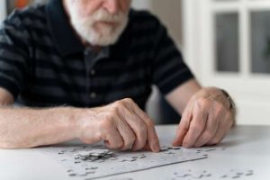 anciano jugando al puzzle