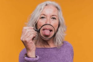 lengua roja en ancianos