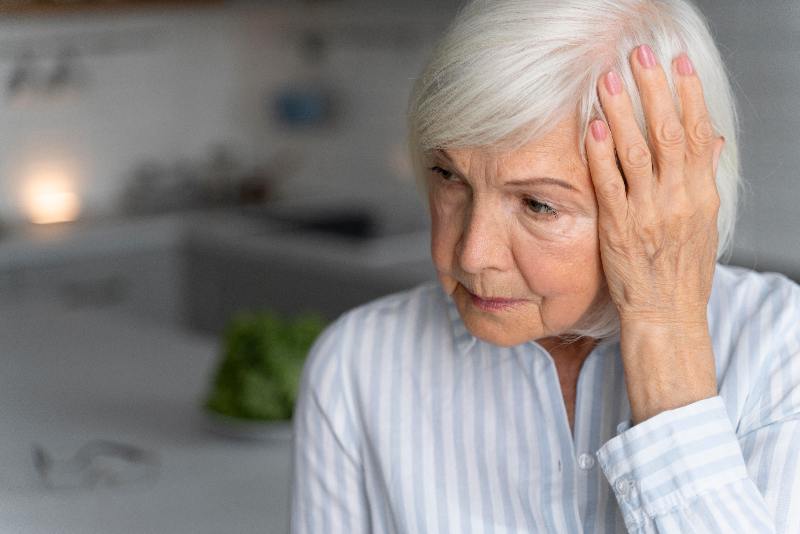 mujer mayor sufriendo lipotimia